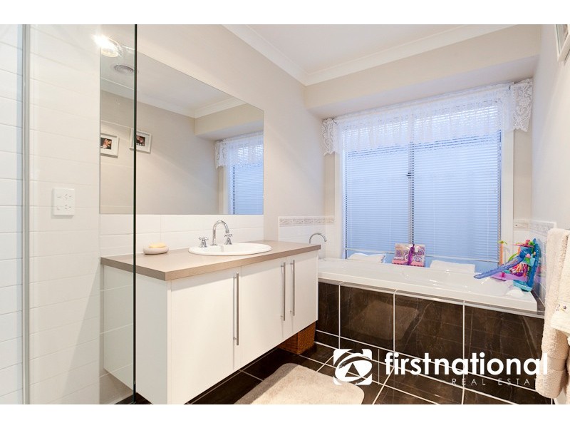 6 Delft Place, Pakenham VIC 3810