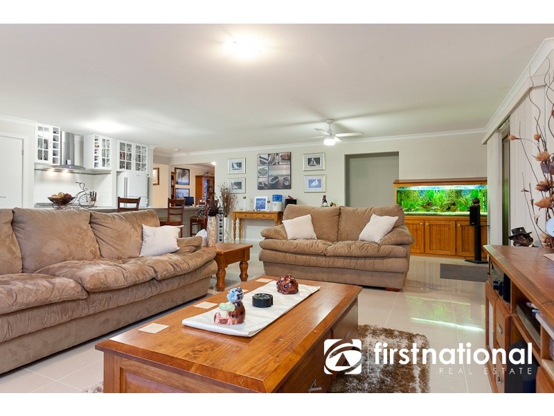 6 Delft Place, Pakenham VIC 3810