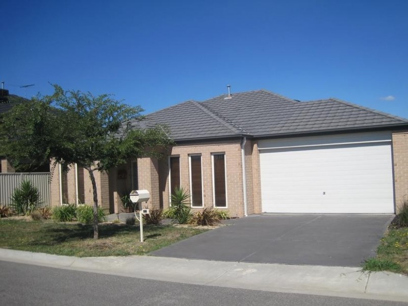 32 Macquarie Circuit, Pakenham VIC 3810