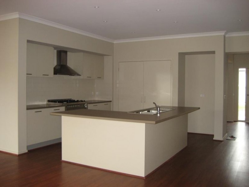 32 Macquarie Circuit, Pakenham VIC 3810