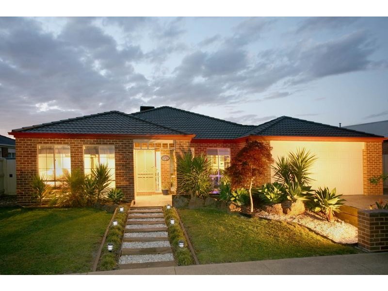 22 Oaklands Way, Pakenham VIC 3810