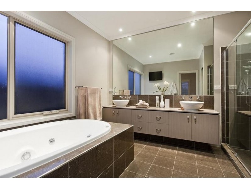 15 Dennis Avenue, Pakenham VIC 3810