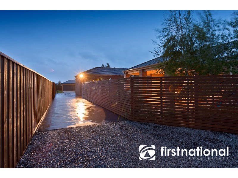 15 Dennis Avenue, Pakenham VIC 3810