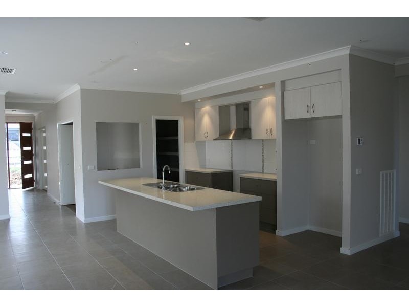 1042 Arthur Phillip Drive, Pakenham VIC 3810