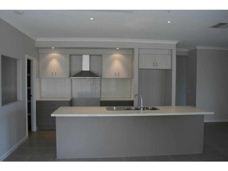 1042 Arthur Phillip Drive, Pakenham VIC 3810