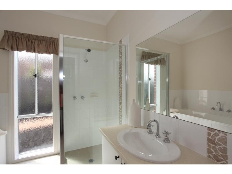 25 Bonneville Parade, Pakenham VIC 3810