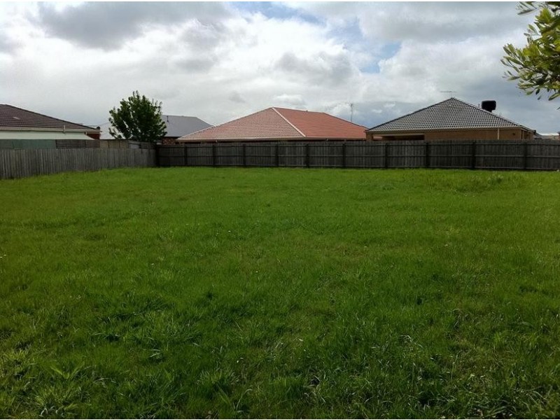 8 Osprey Court, Pakenham VIC 3810