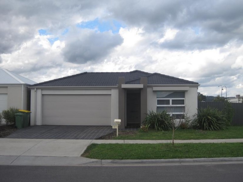 20 Orchard Valley Avenue, Pakenham VIC 3810