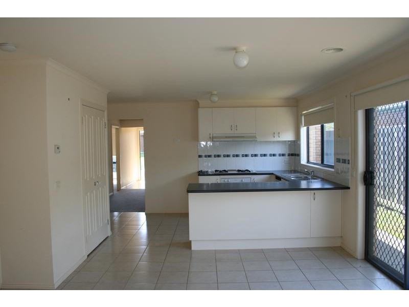 10 Sir Thomas Drive, Pakenham VIC 3810