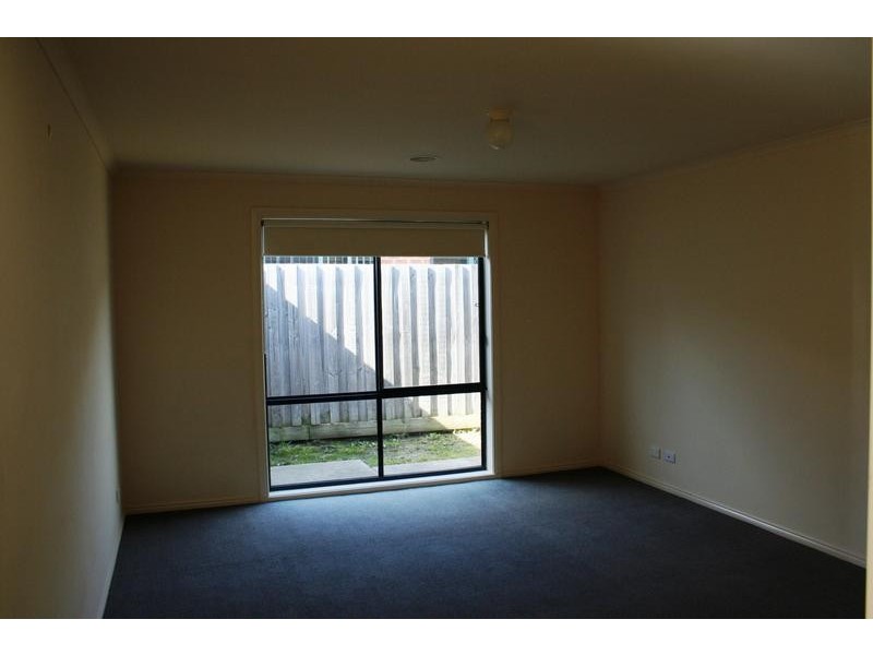 10 Sir Thomas Drive, Pakenham VIC 3810