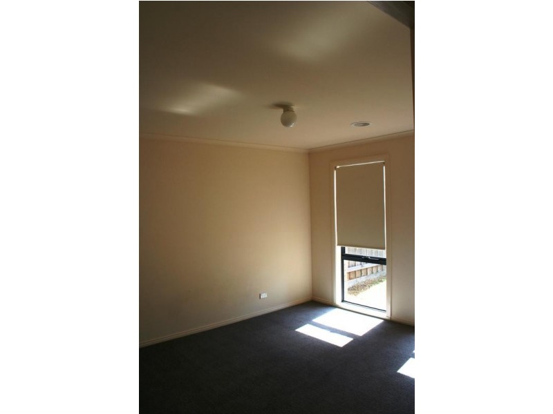 10 Sir Thomas Drive, Pakenham VIC 3810