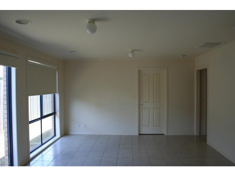 10 Sir Thomas Drive, Pakenham VIC 3810