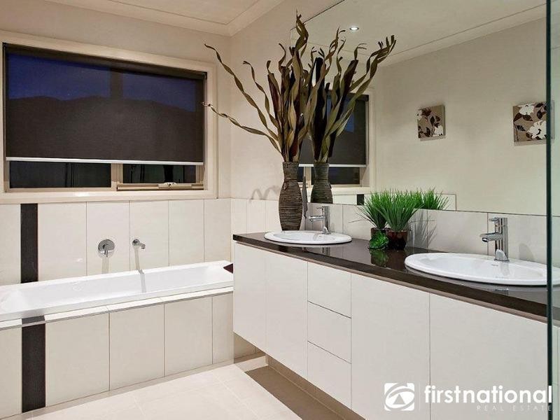 17 Bonneville Parade, Pakenham VIC 3810