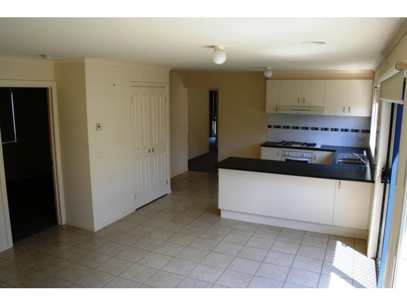 10 Sir Thomas Drive, Pakenham VIC 3810