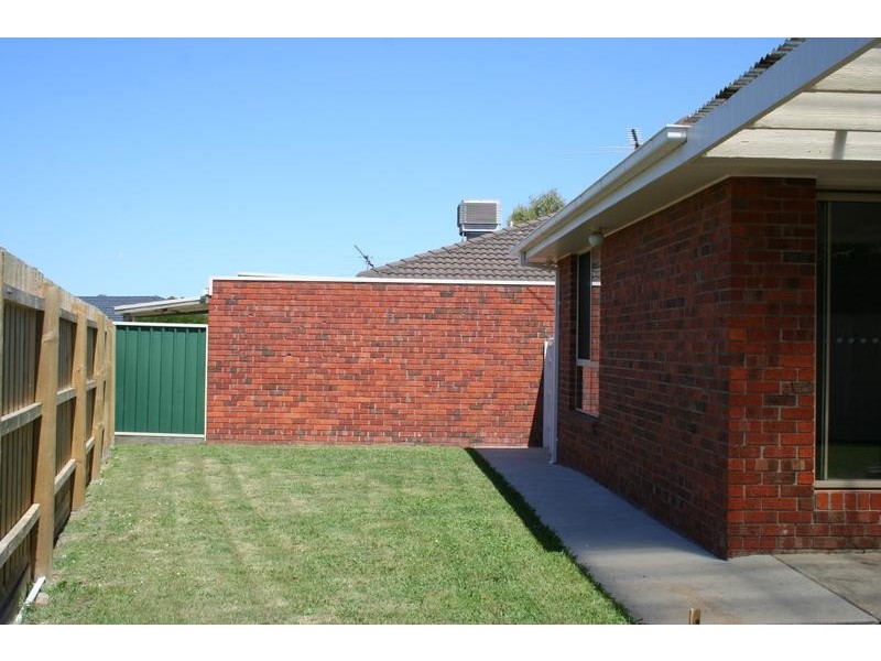 2/4 Jan Maree Court, Pakenham VIC 3810