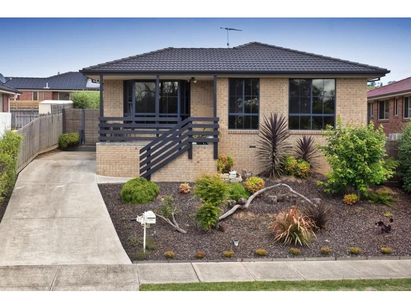 27 Riviera Drive, Pakenham VIC 3810
