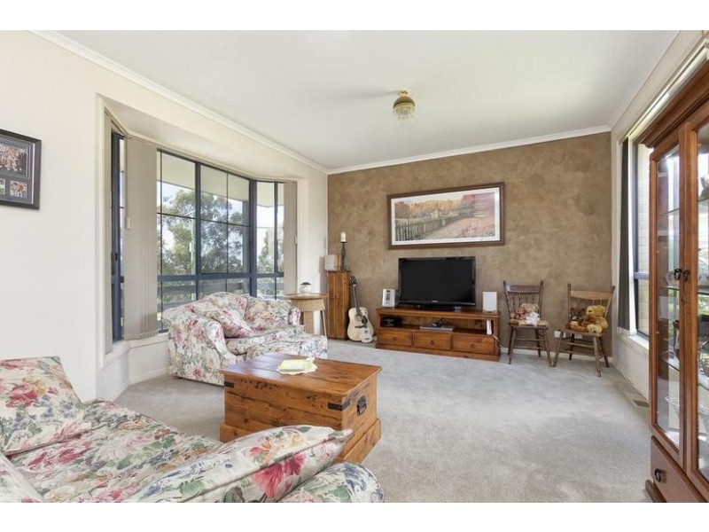27 Riviera Drive, Pakenham VIC 3810