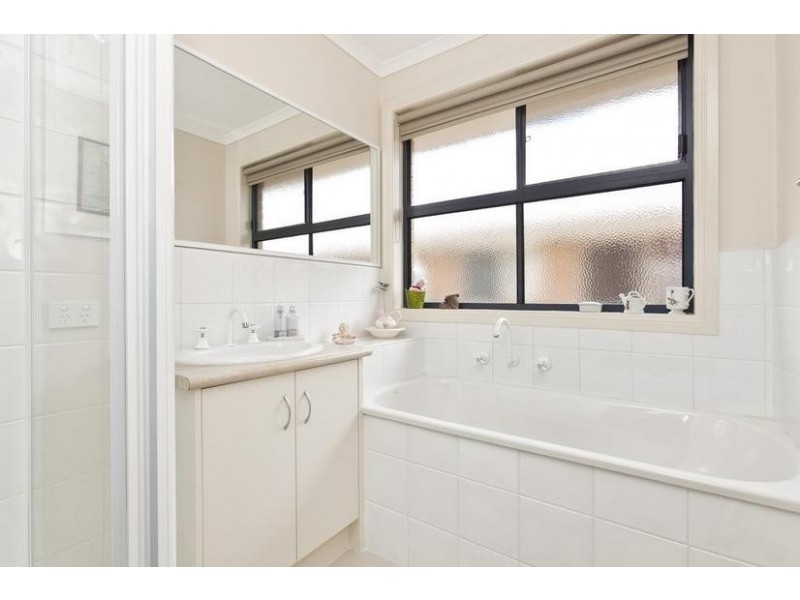 27 Riviera Drive, Pakenham VIC 3810