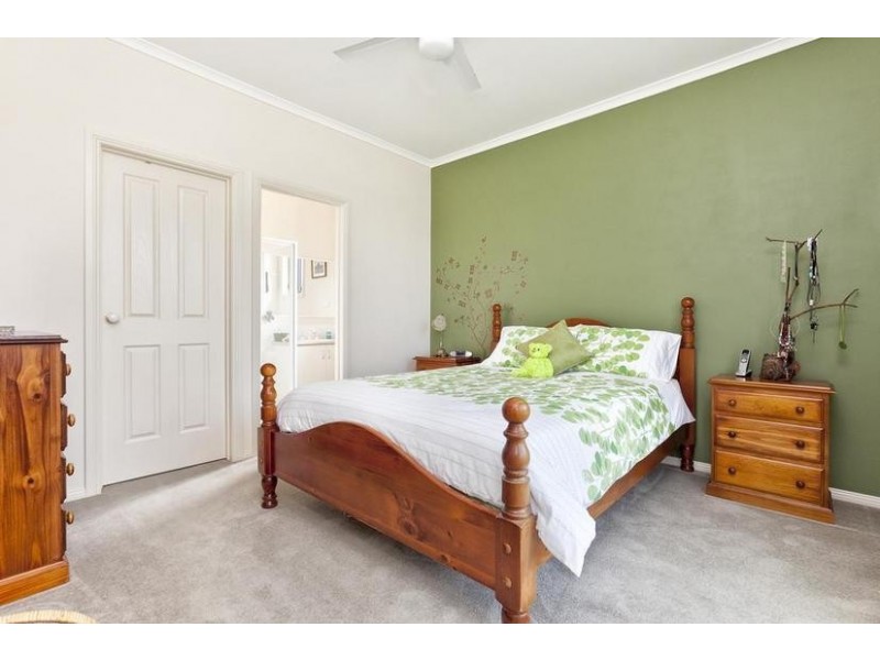 27 Riviera Drive, Pakenham VIC 3810