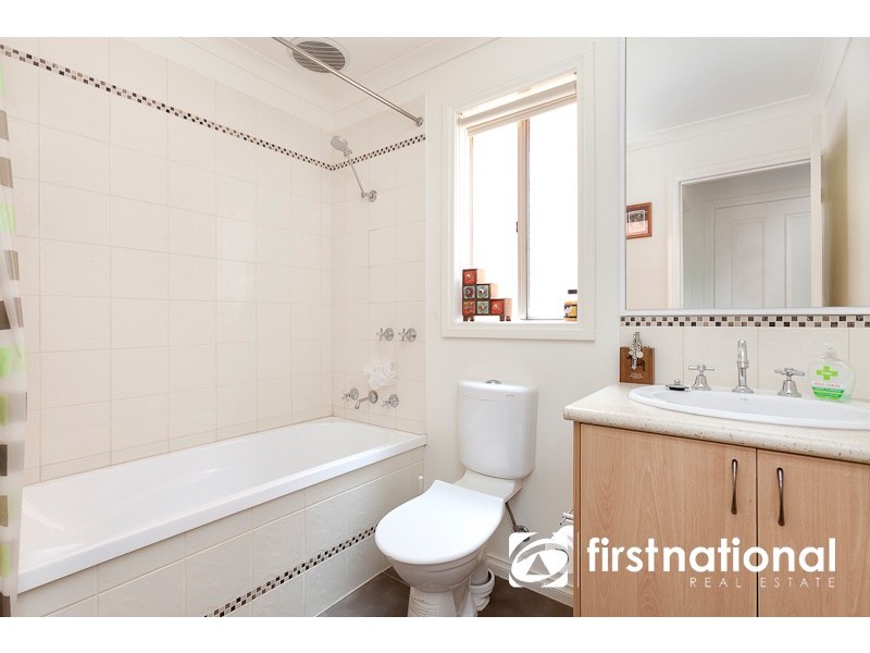 2/31 Silvergum Drive, Pakenham VIC 3810