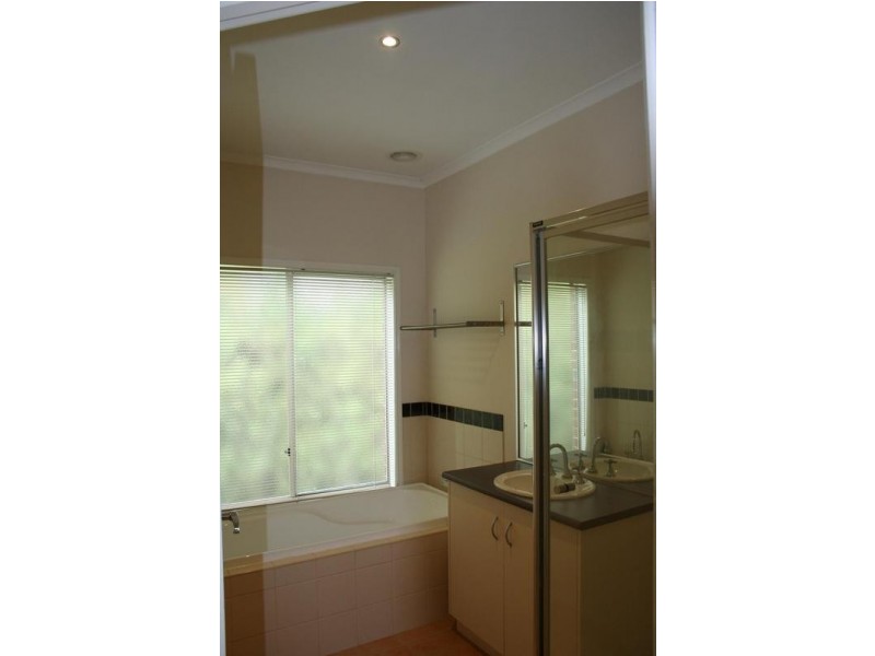 11 Hopkins Pass, Pakenham VIC 3810