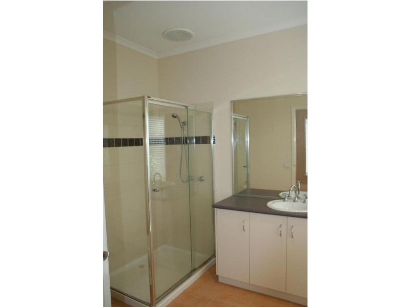 11 Hopkins Pass, Pakenham VIC 3810