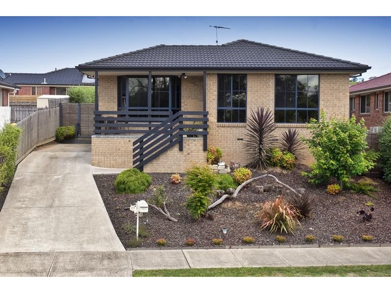 27 Riviera Drive, Pakenham VIC 3810
