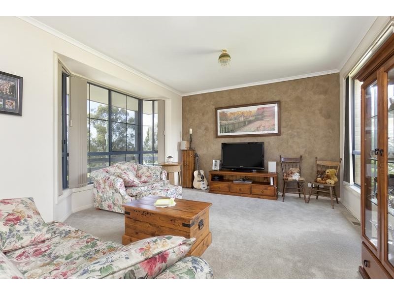 27 Riviera Drive, Pakenham VIC 3810