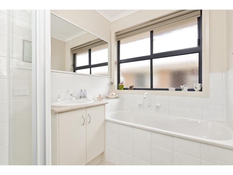 27 Riviera Drive, Pakenham VIC 3810