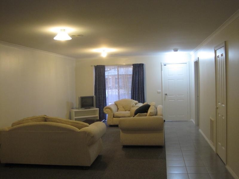 1/8 Broadhurst Road, Pakenham VIC 3810