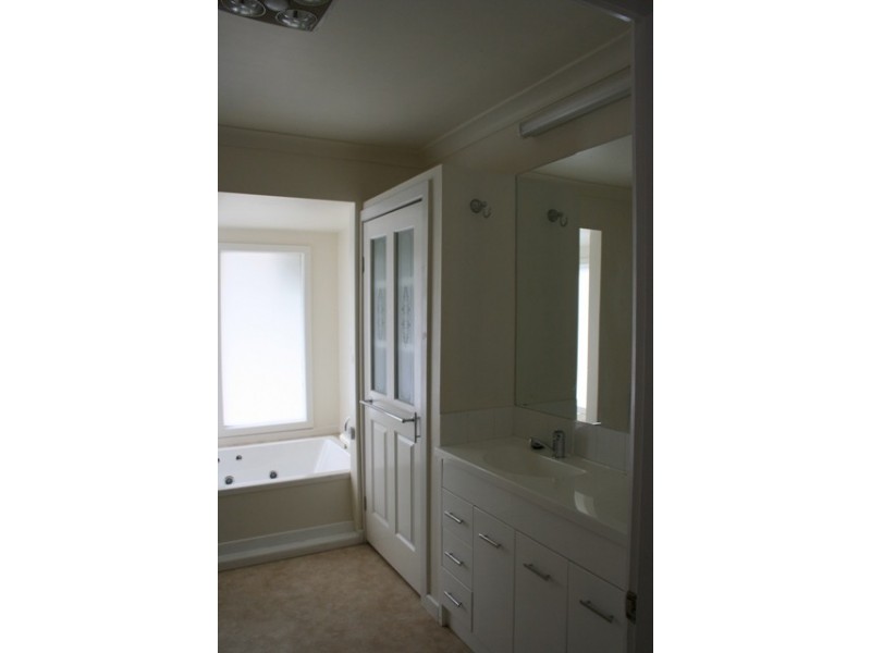 6 Thomas Street, Pakenham VIC 3810