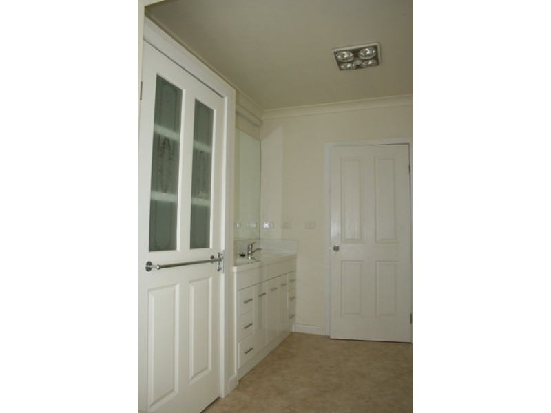 6 Thomas Street, Pakenham VIC 3810