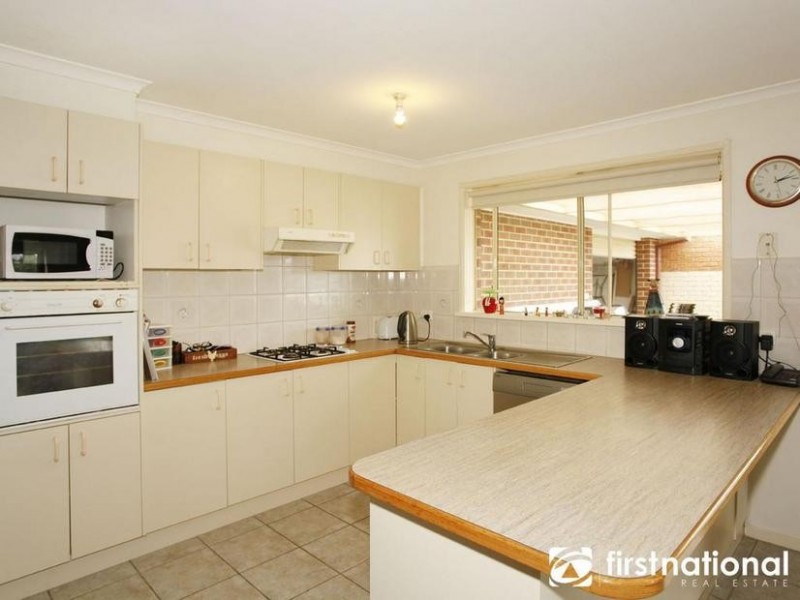27 Balmoral Way, Pakenham VIC 3810
