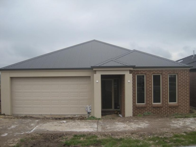 6 Half Moon Crescent, Pakenham VIC 3810