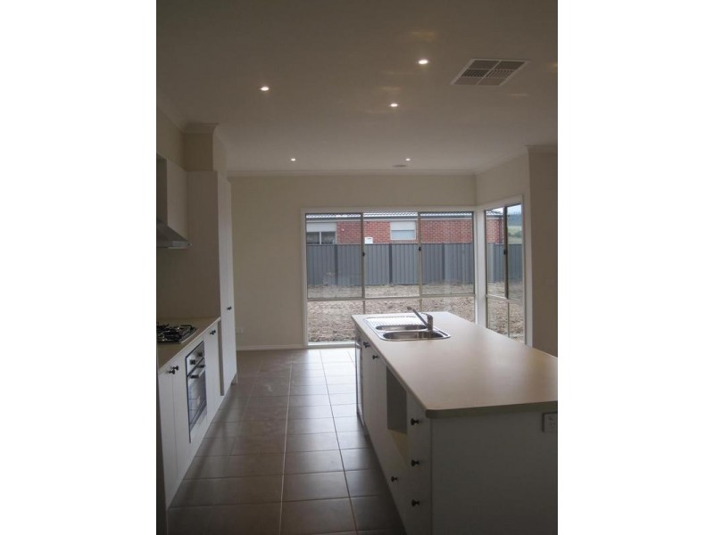 6 Half Moon Crescent, Pakenham VIC 3810