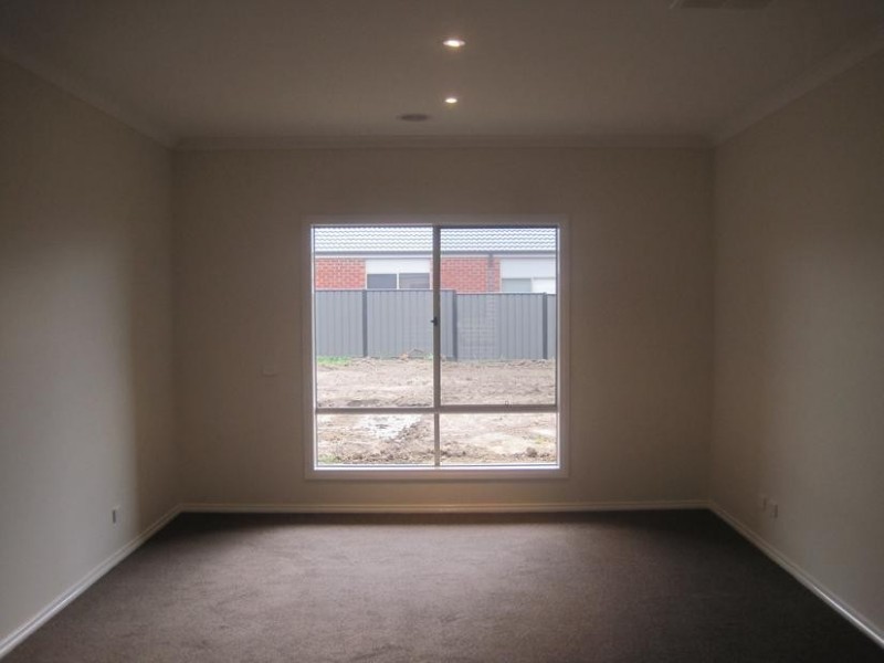 6 Half Moon Crescent, Pakenham VIC 3810