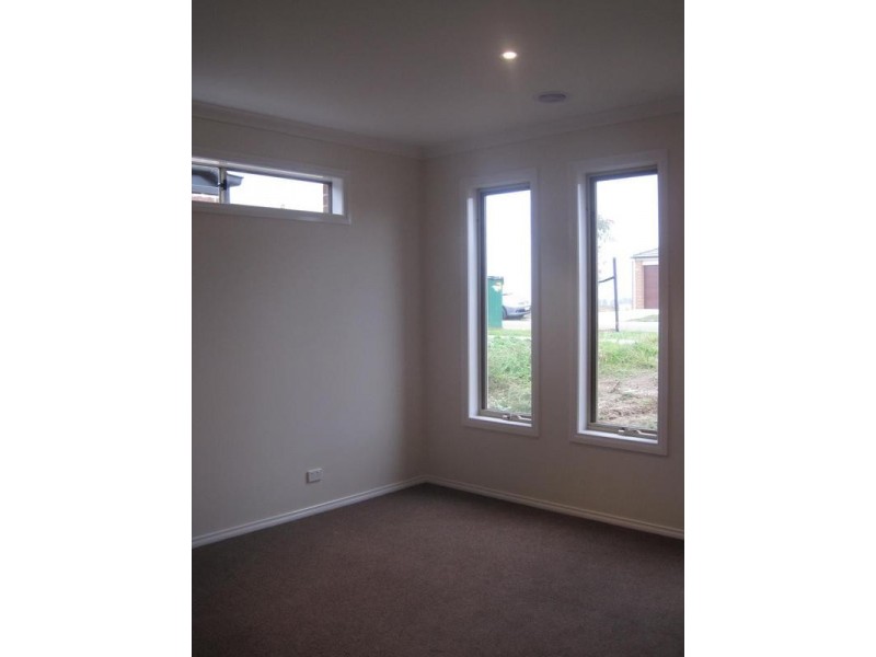 6 Half Moon Crescent, Pakenham VIC 3810