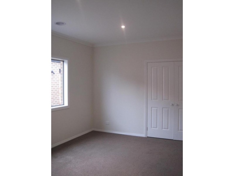 6 Half Moon Crescent, Pakenham VIC 3810