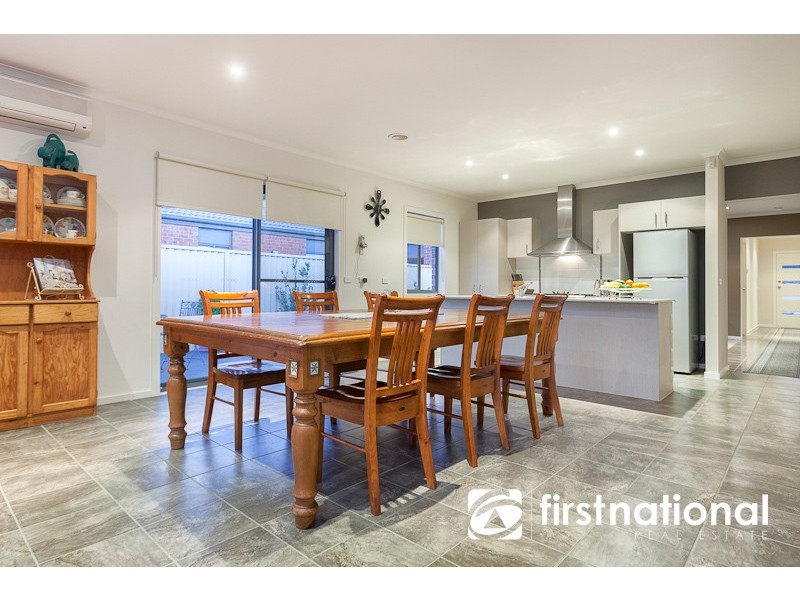 4 Delft Place, Pakenham VIC 3810