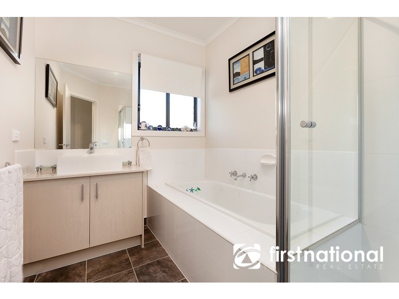 4 Delft Place, Pakenham VIC 3810