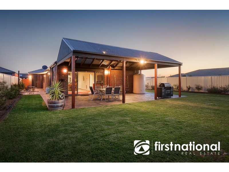 4 Delft Place, Pakenham VIC 3810