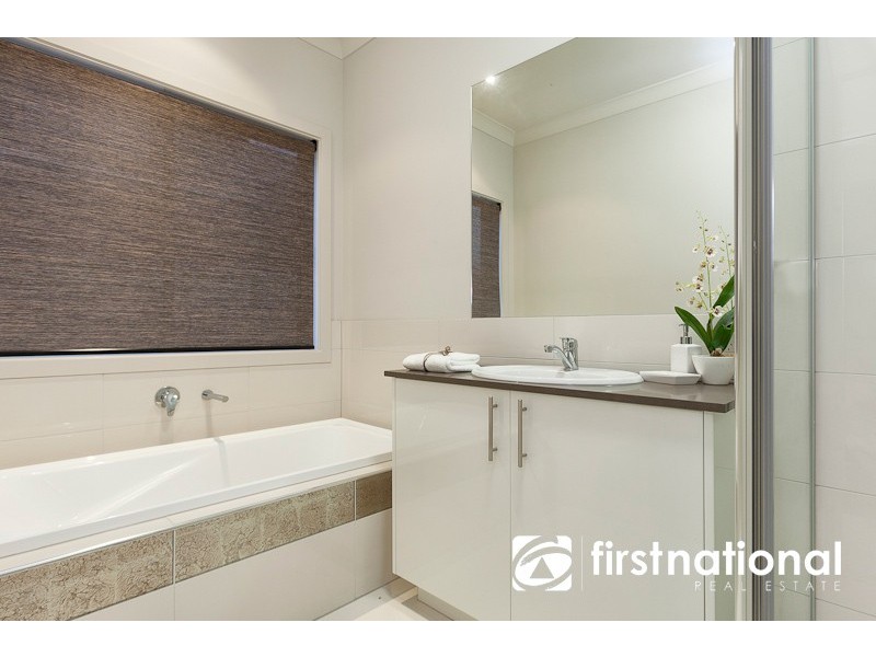 13 Loxton Way, Pakenham VIC 3810