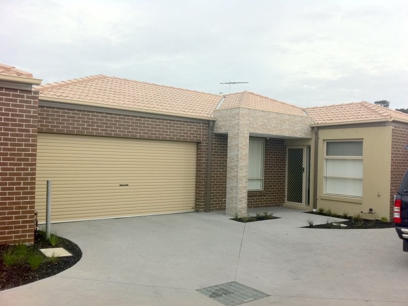 4/1 Walnut Way, Pakenham VIC 3810