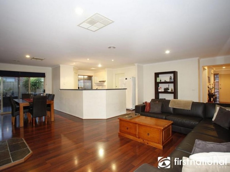 22 Oaklands Way, Pakenham VIC 3810