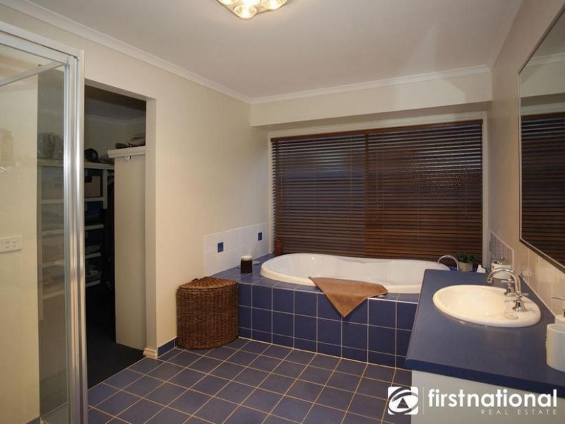 22 Oaklands Way, Pakenham VIC 3810