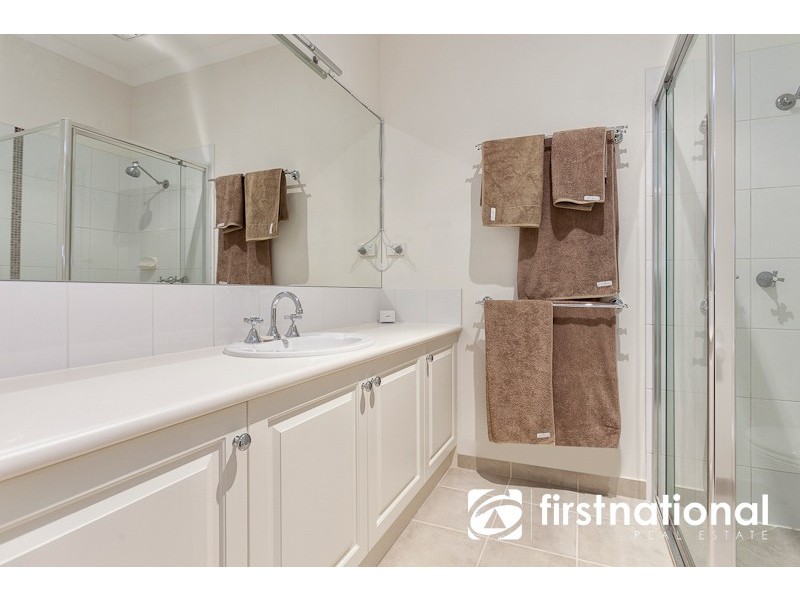 5 Carrington Drive, Pakenham VIC 3810