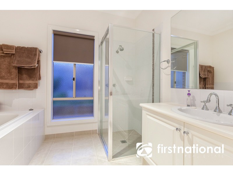 5 Carrington Drive, Pakenham VIC 3810