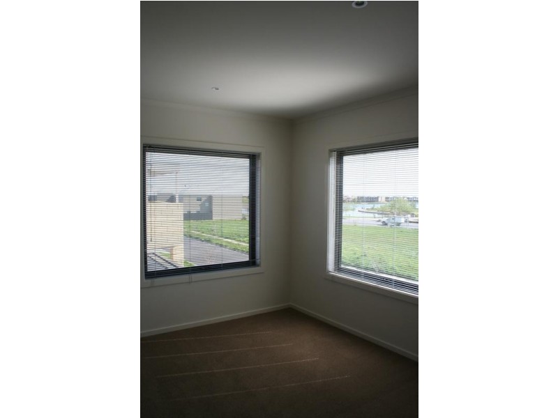 40 Edgeware Close, Pakenham VIC 3810