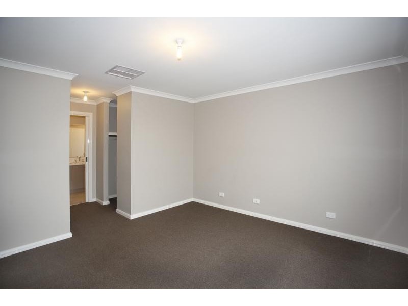 18 Lucerne Circuit, Pakenham VIC 3810