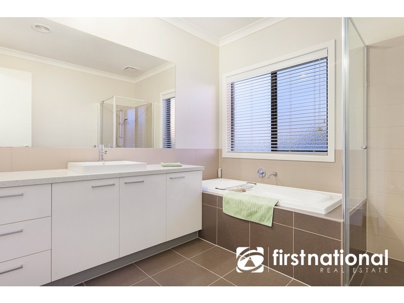 14 Carrington Drive, Pakenham VIC 3810